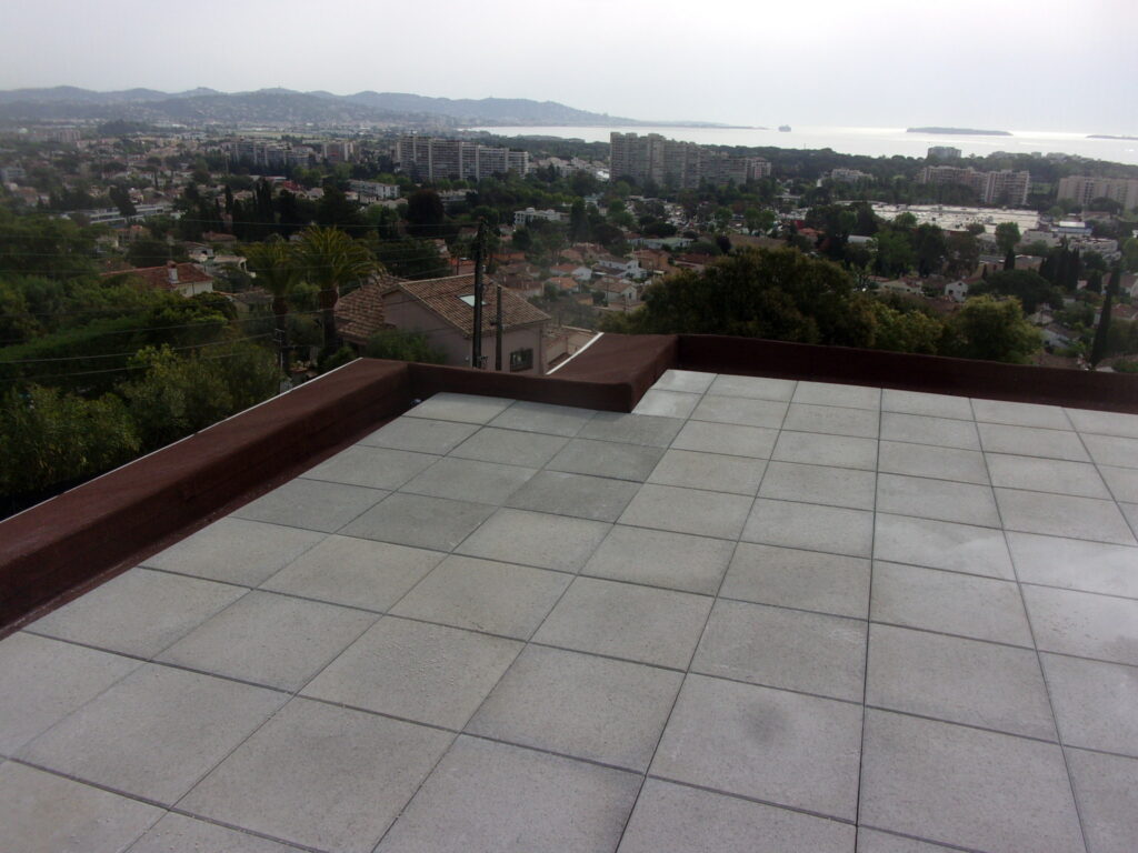 Réfection de toiture terrasse non-circulable à Mandelieu avec finition ardoisé brun et dallettes sur plots PVC